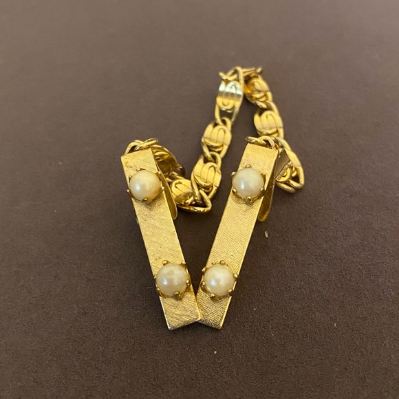 Jewelry - Vintage Gold-Tone Pearl Accent Women’s sweater clip